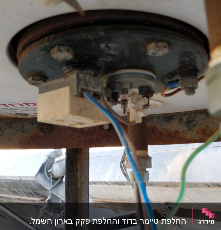 חיבורים חשמליים עם חוטים צבעוניים ומחברים מתכתיים